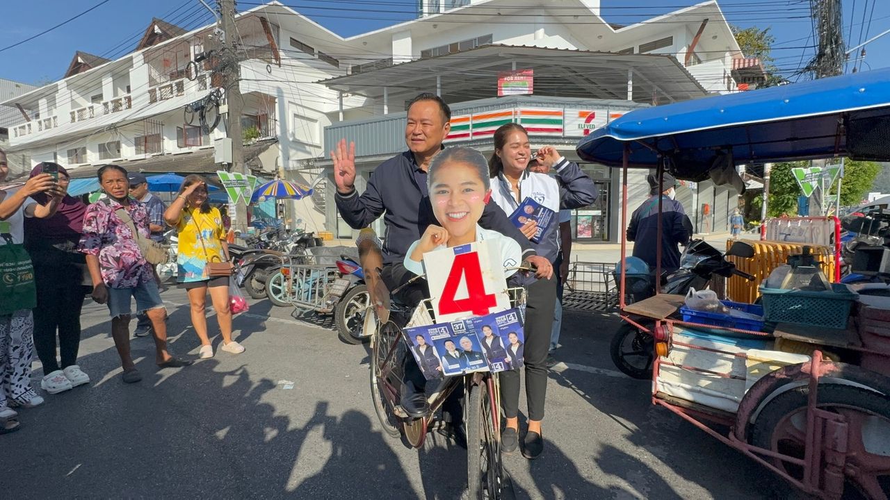 阿努廷在普吉岛骑自行车拉票 推销半价政策 遇村民祝赢得选举