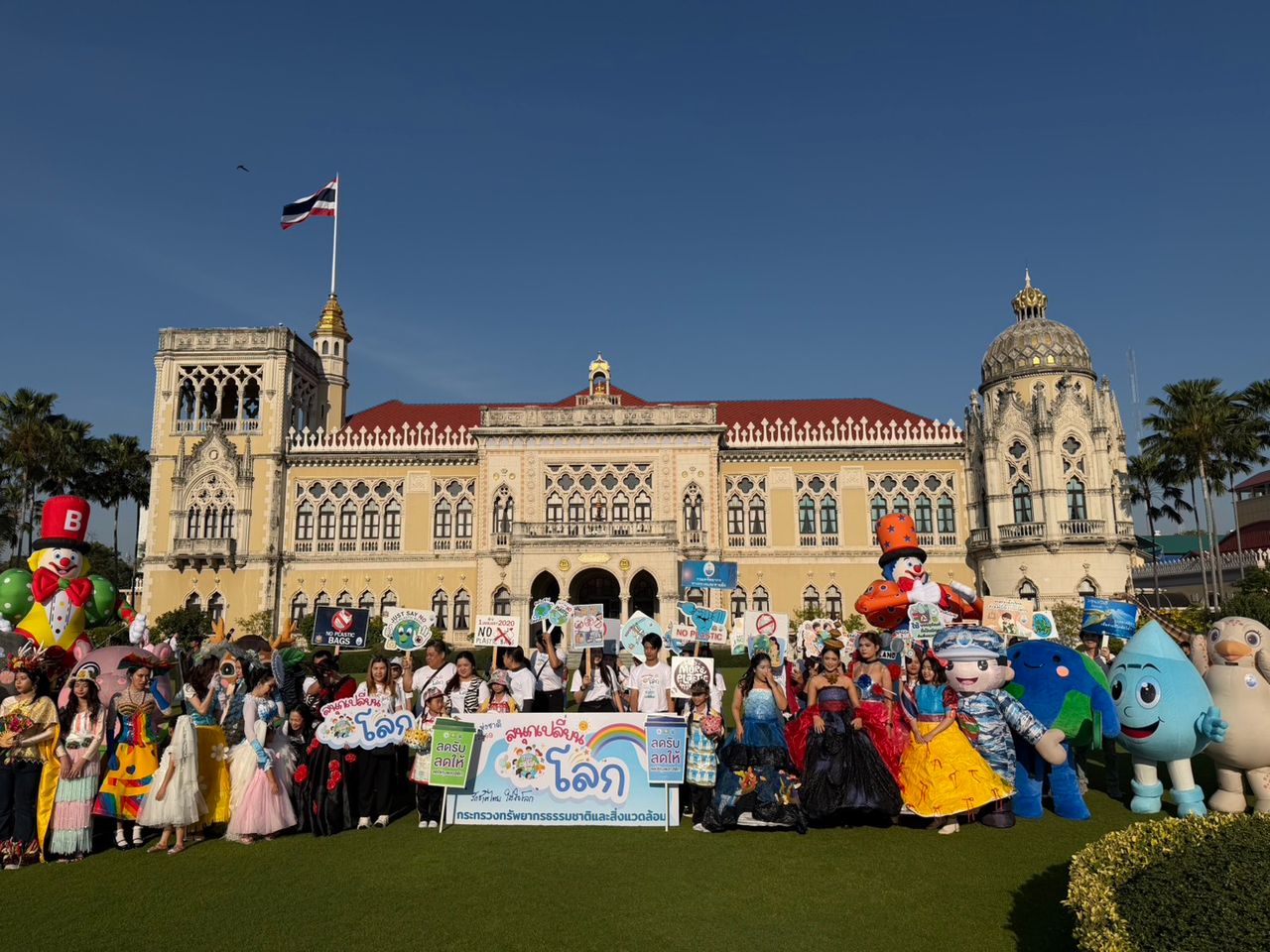 政府大楼儿童节热闹 非常可爱的小女孩初次坐上总理座椅，孩子们向军人传递祝福