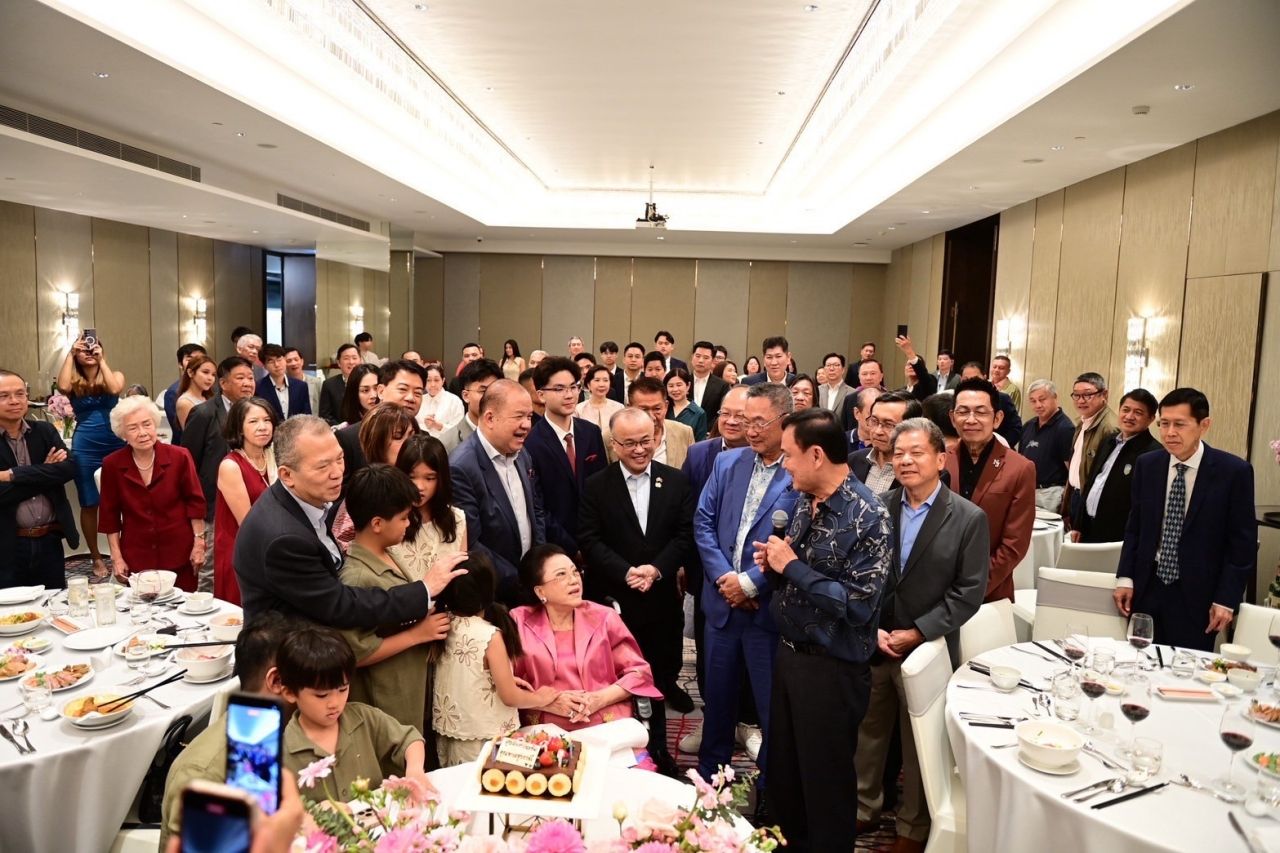 他信为“披猜·纳叻帕他朋”母亲88岁生日送上祝福，祝她健康长寿