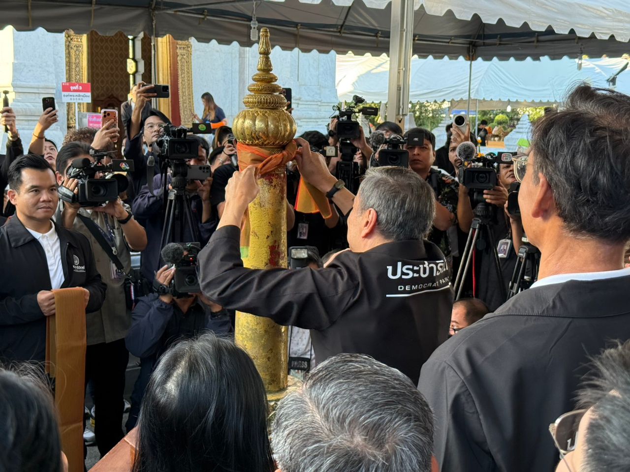 “阿披实” 带领民主党曼谷议员候选人拜访城市柱神社 激励信心迎接选举