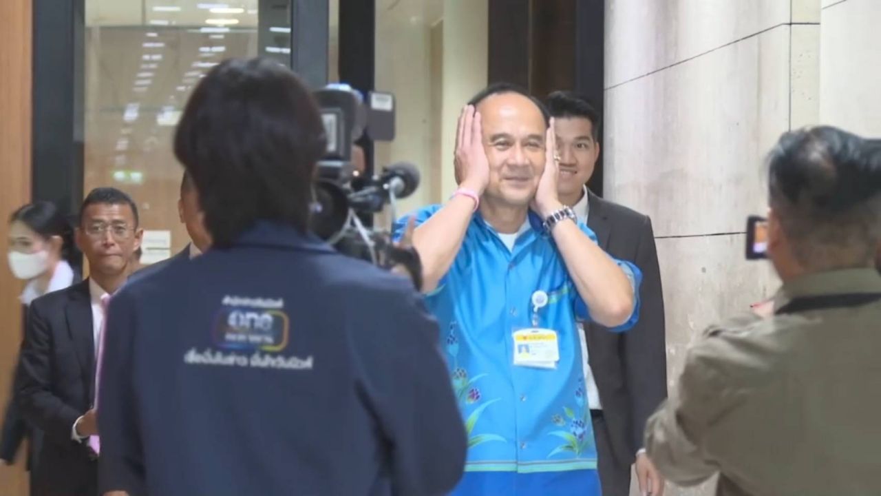 “阿隆科特”用手捂嘴逃避媒体提问关于选举舞弊案件的问题，称“先走了，不方便”（视频）