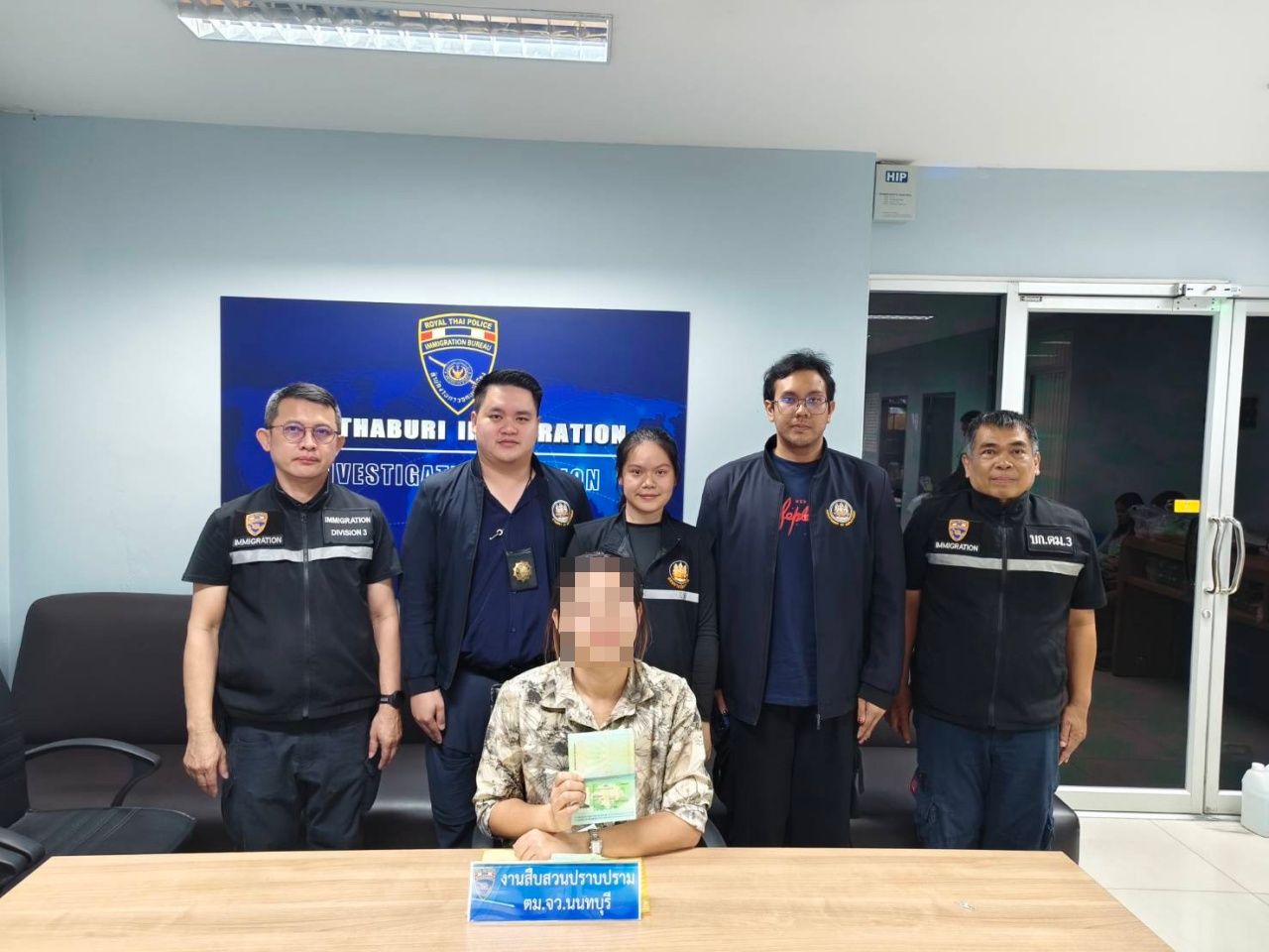 移民局在暖武里抓获缅甸女子非法从事美容行业