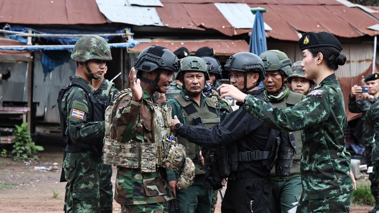 惊险一刻  柬埔寨士兵抗议泰国士兵 带领IOT大使团勘察“安磡”边境（视频）