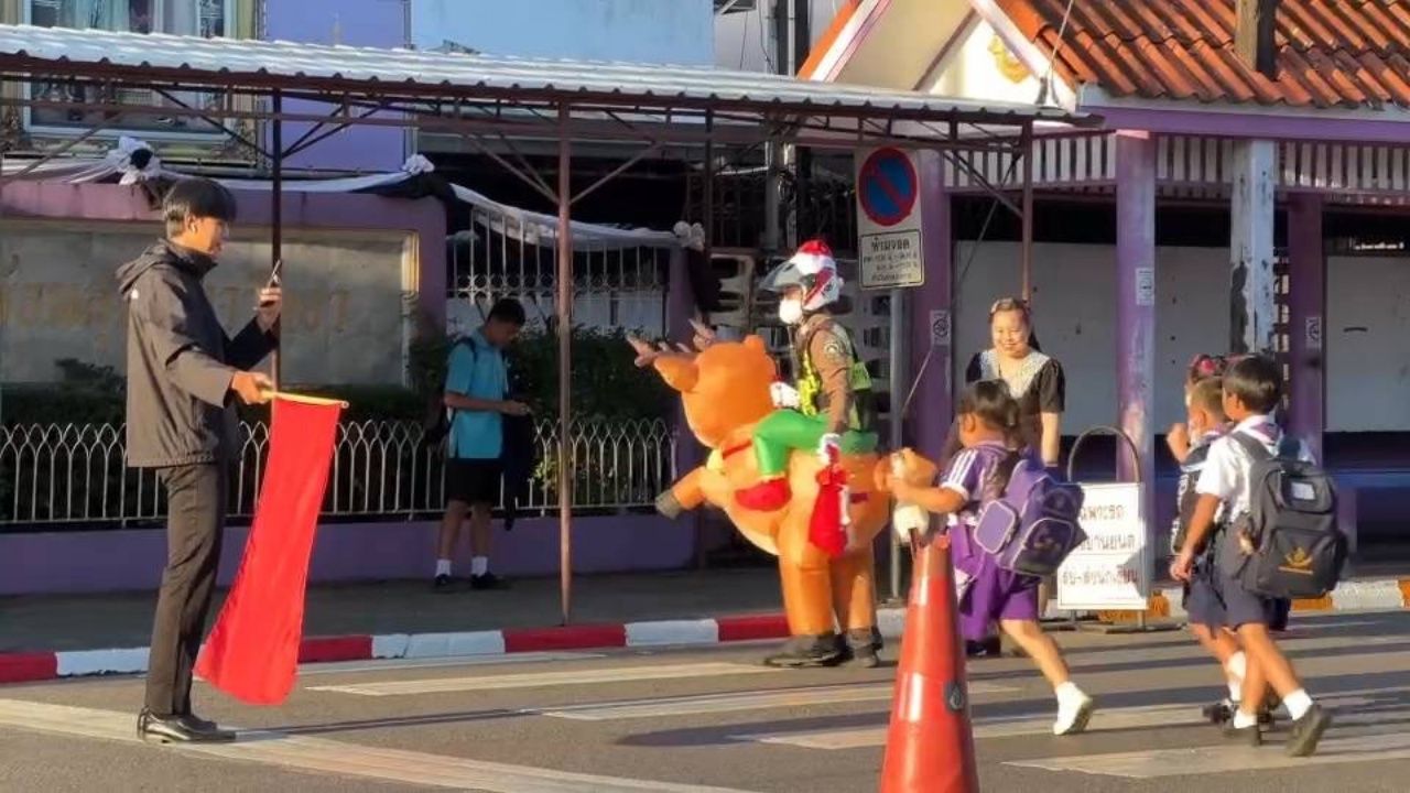 警察穿着驯鹿服装,圣诞节为孩子们带来快乐和微笑