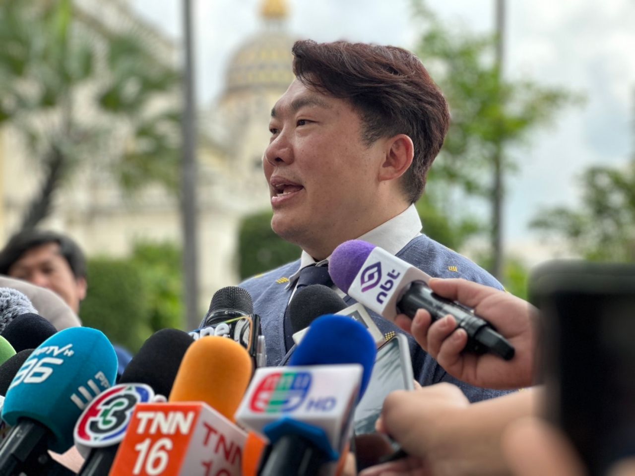 “西里蓬” 新任政府发言人拜访政府大楼的圣地，表示泰国边境问题将不妥协