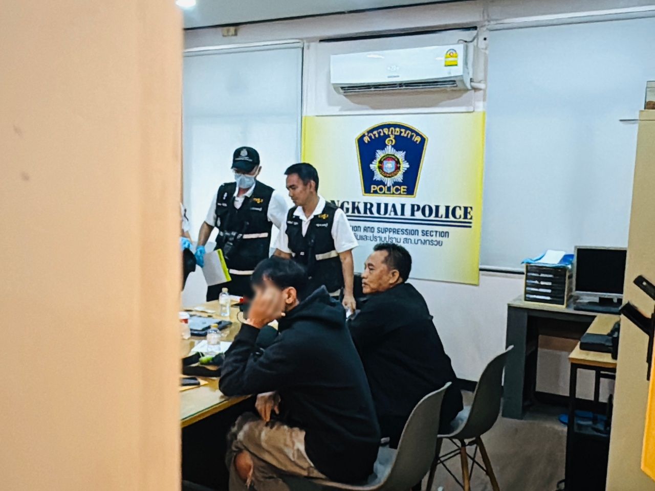 警方收集黄金店里的“氰化物”进行检验证明以侦破“纳塔鹏”案,带走嫌犯严密审问