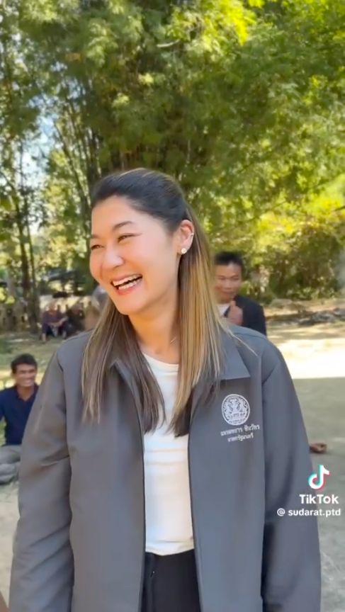 民众纷纷询问“甘·苏达拉”自豪党议员候选人为何仍穿着“总理佩通坦”的衬衫