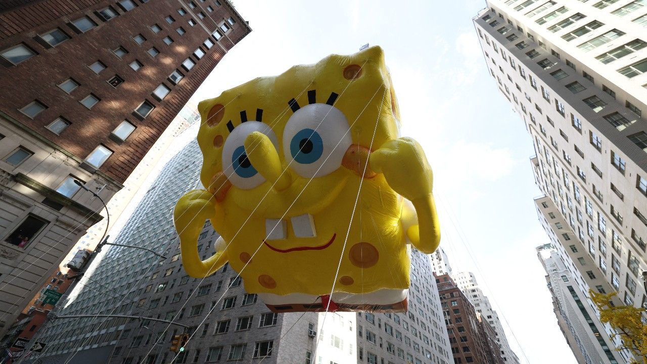 纽约市民和游客数千人观看第99届感恩节游行的巨大气球