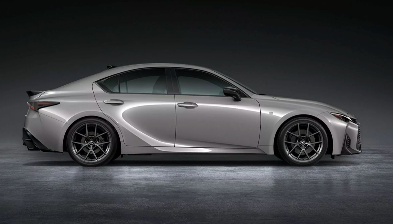 外观帅气的2026款全新LEXUS IS FACELIFT