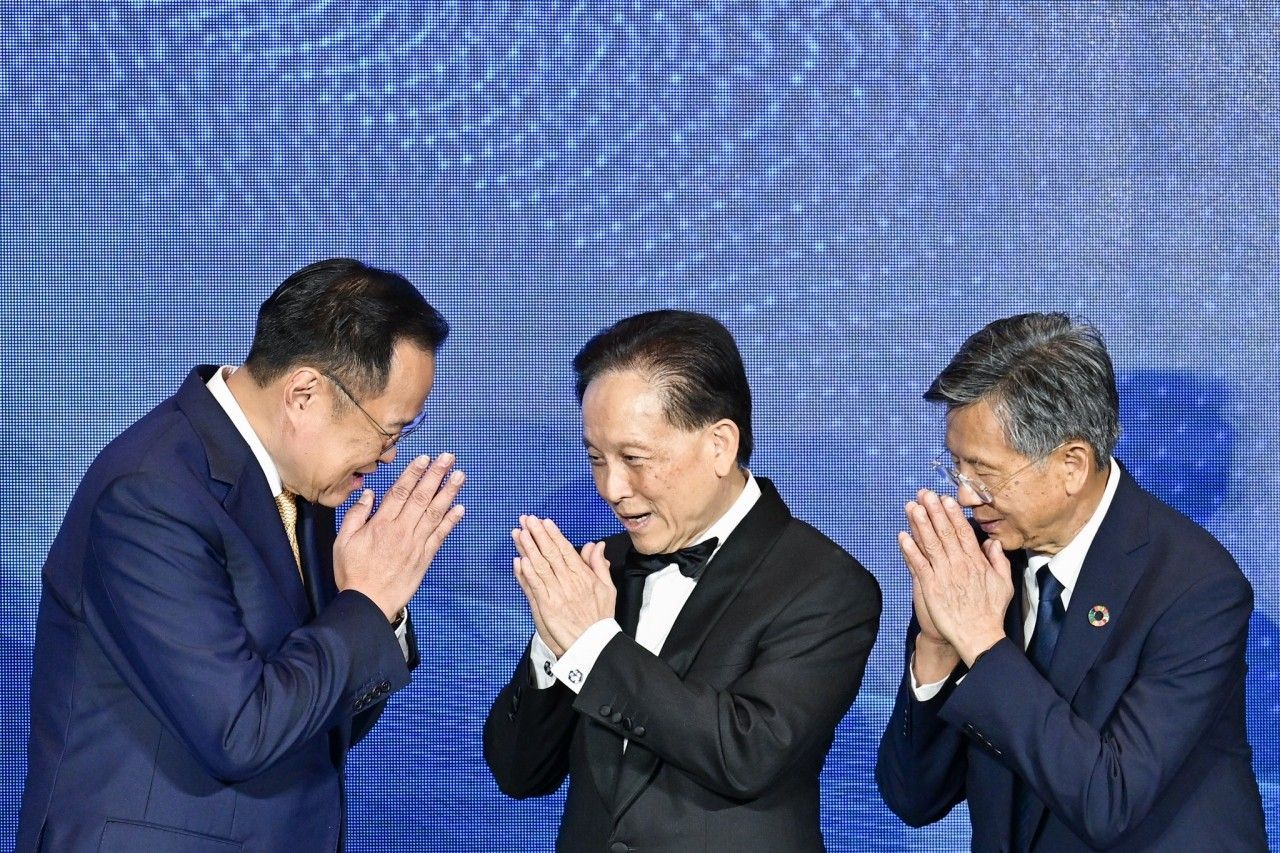 总理祝贺两位获得 2568 年度玛希敦大学奖的得主，赞扬他们的奉献精神
