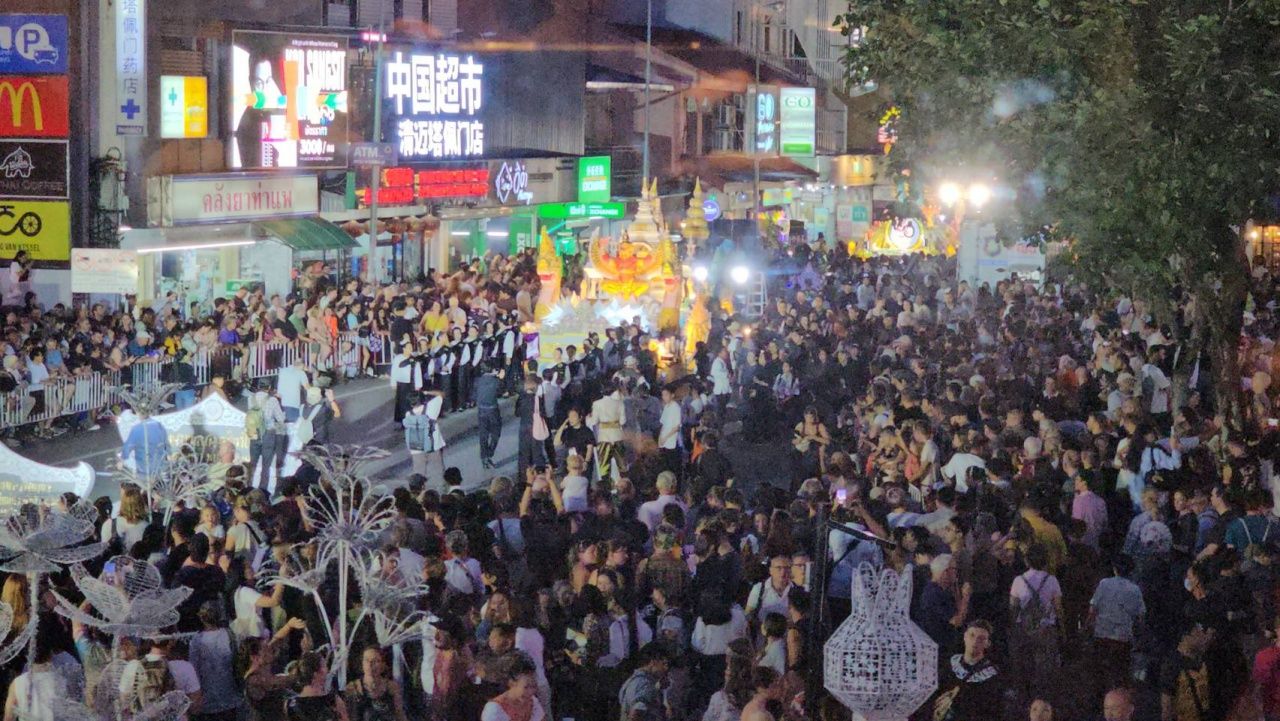 清迈的易经节盛况,游客蜂拥欣赏大型贡品游行