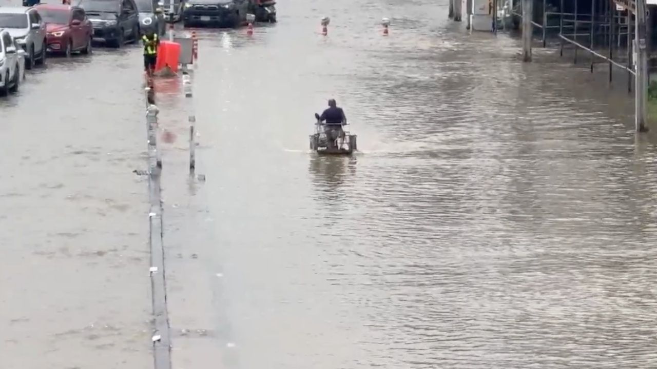 拉玛五世大桥区域水位超过50厘米,提醒避开Nakharin-Bang Si Muang道路