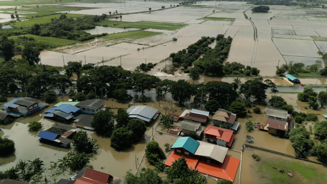 无法抵挡，新兴府堤坝崩溃，洪水涌入2个社区，紧急转移物品至高处