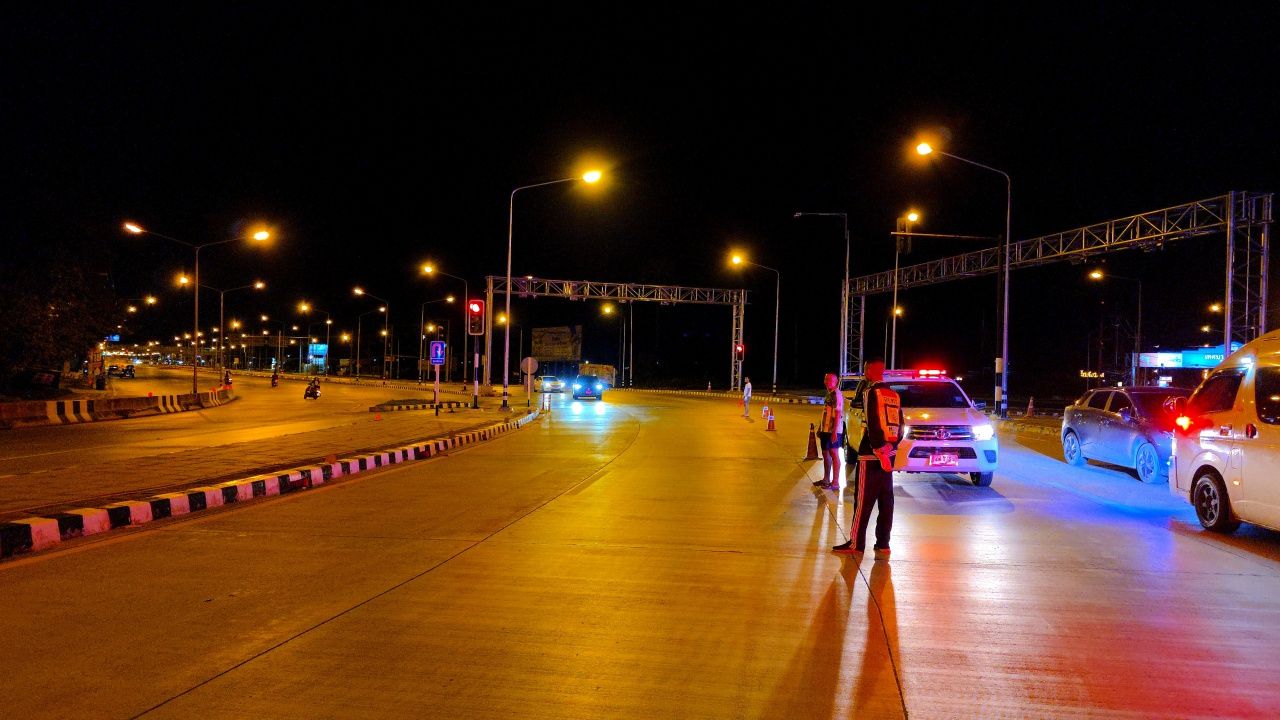 2死3伤 轿车失控翻车 撞中路中央电线杆 芭堤雅路口