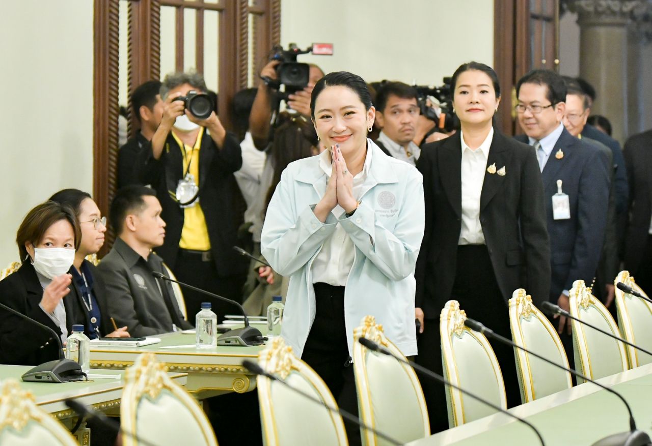 “贝通他” 携丈夫和子女进总理府 与边界官员会谈，强调以人民为重，即使更换领导层