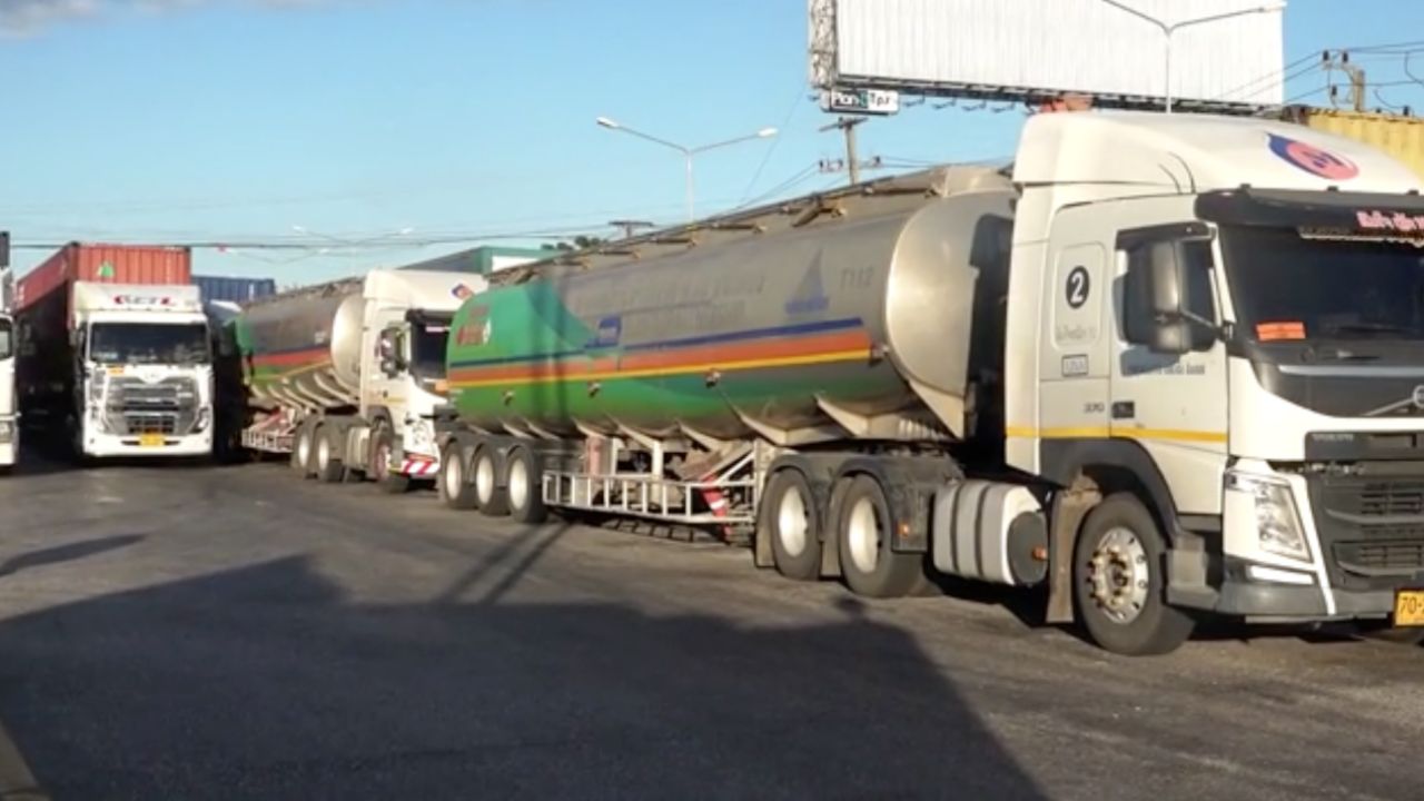 穆达汉通道仍有油罐车进出 未发现异常