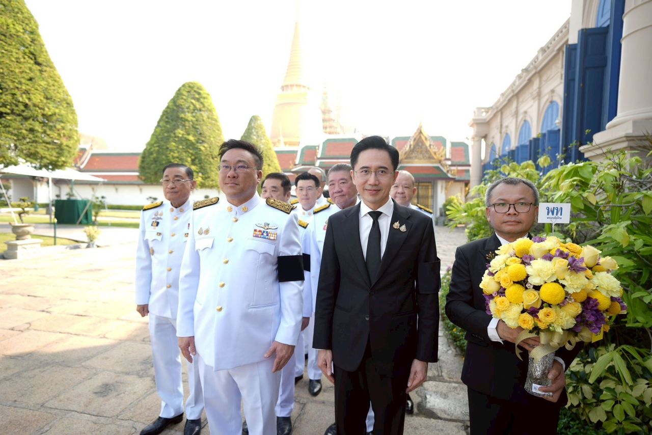 为泰党总理候选人签署新年祝福献给国王和王后