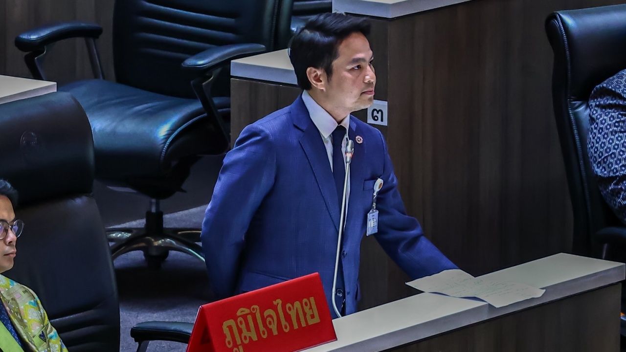 国会辩论激烈：反对党与政府对抗，全方位娱乐法案撤回