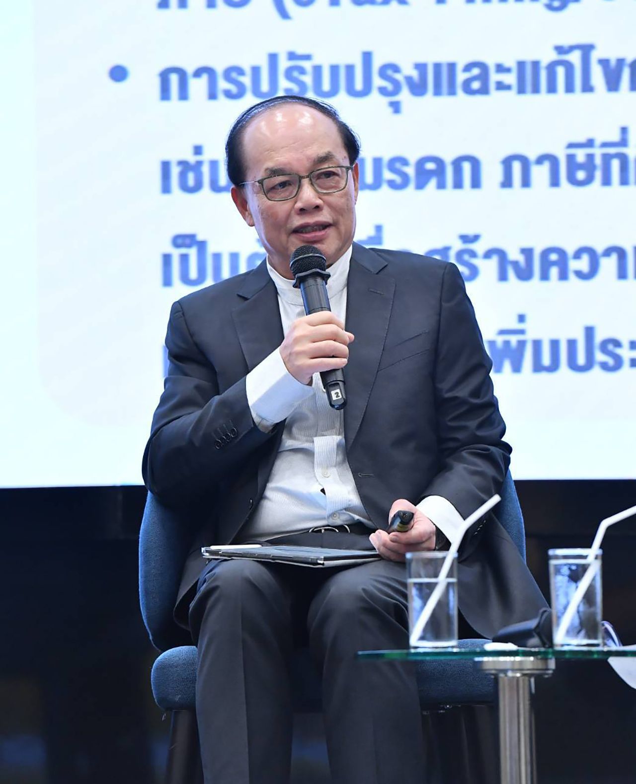 “企业说不”指出泰国经济陷入双重危机，投资者冷淡，政府需加速重建法治