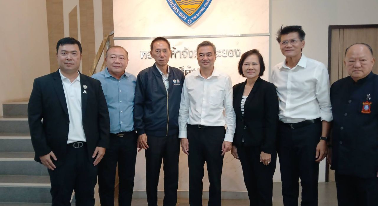 “阿披实” 在罗勇省会见企业承认尚早预测东部议席数量