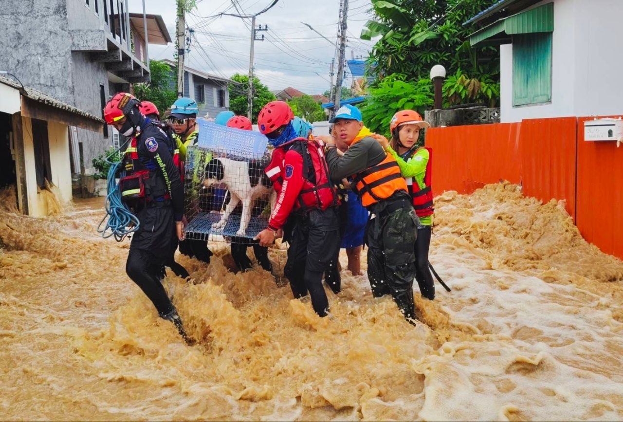 素可泰市受灾严重，南咬河冲毁多处堤防，民众被警告准备撤离