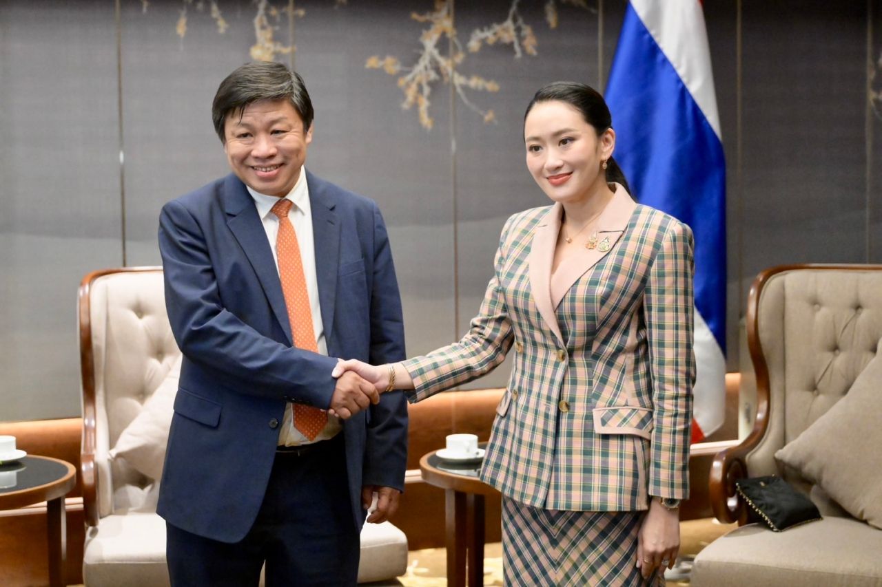 “英克”提议越南举办两国友好城市活动，支持旅游业