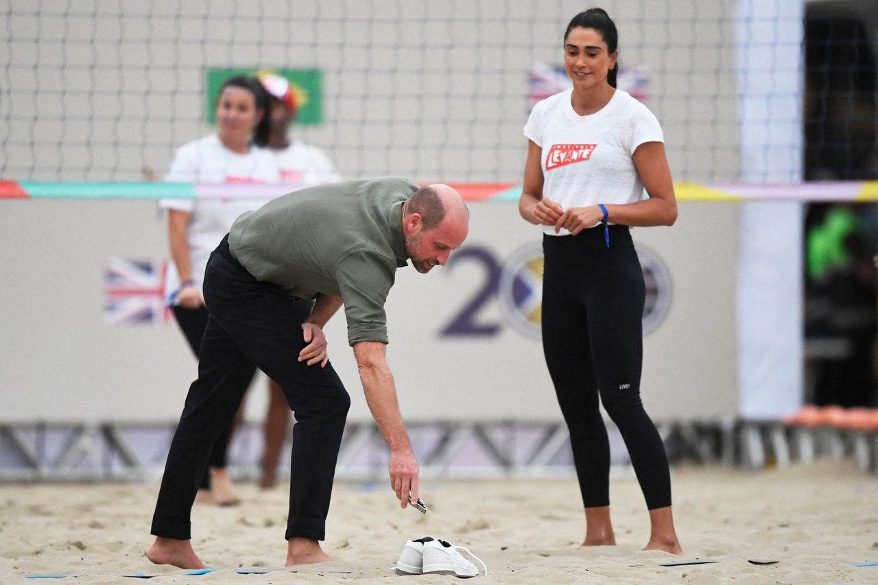 珍贵影像:威廉王子在巴西访问期间展示海滩排球技巧