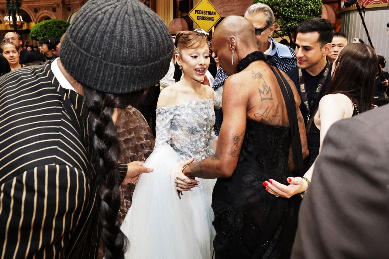 新加坡驱逐并禁止入境：澳洲男子接近阿丽亚娜·格兰德的教训