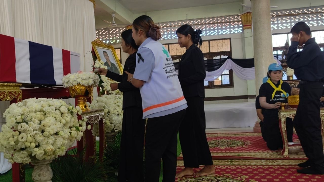 士兵帕努帕特的遗体已归故里，母亲透露孩子留下的最后遗物是手机