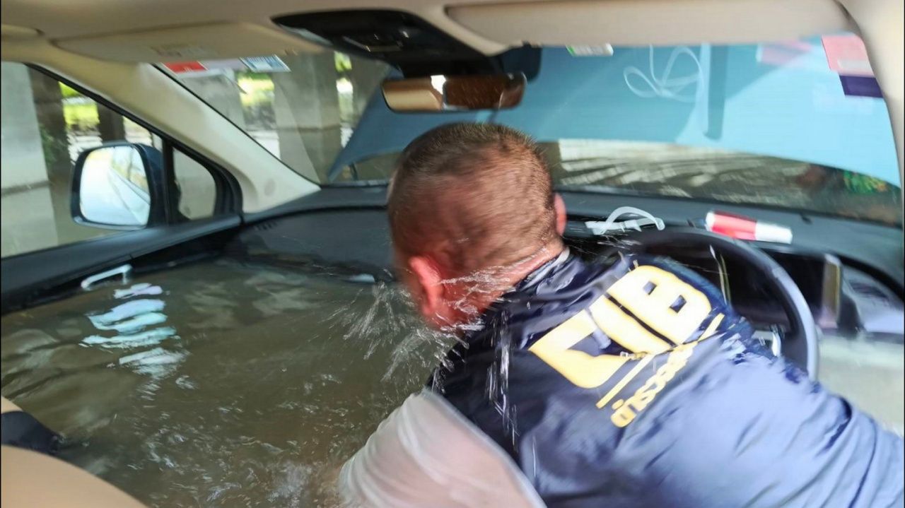 高速公路警察坦言救助5条生命，GPS误导涉水险沉底