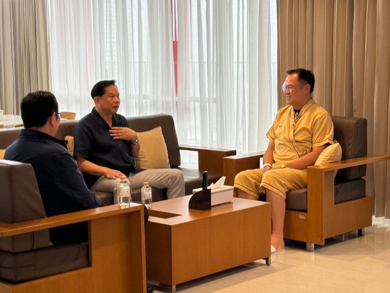 “阿努廷”感谢好心的老板“英总理”送来午餐慰问