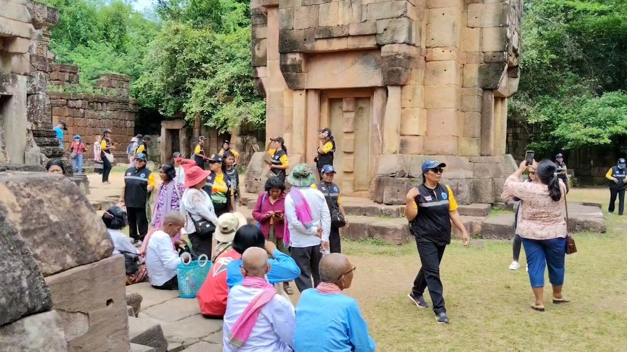 热闹：游客蜂拥游览塔美恩通寺庙，穿着军装的大象鼓励工作人员