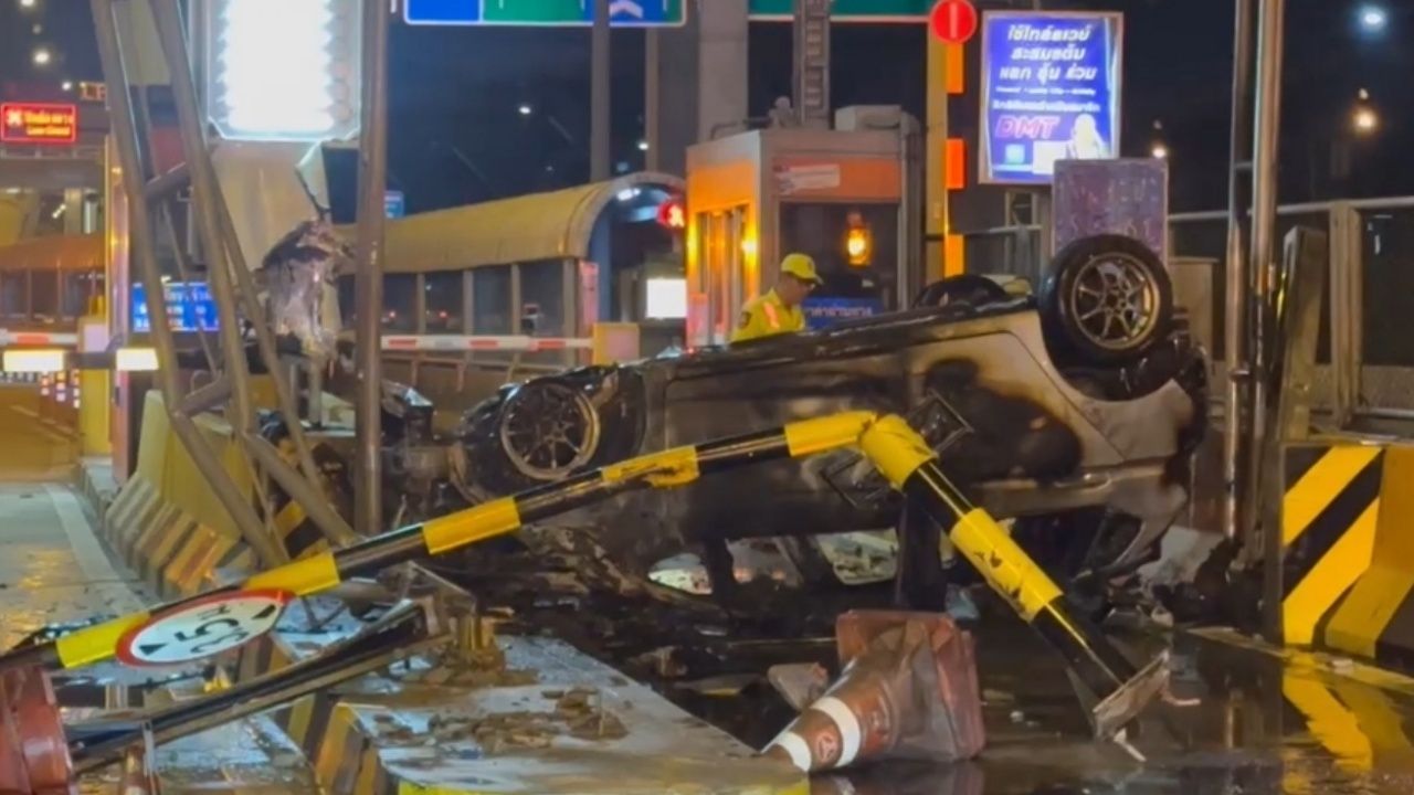 汽车失控撞上护栏翻覆着火 在แจ้งวัฒนะ1收费站前