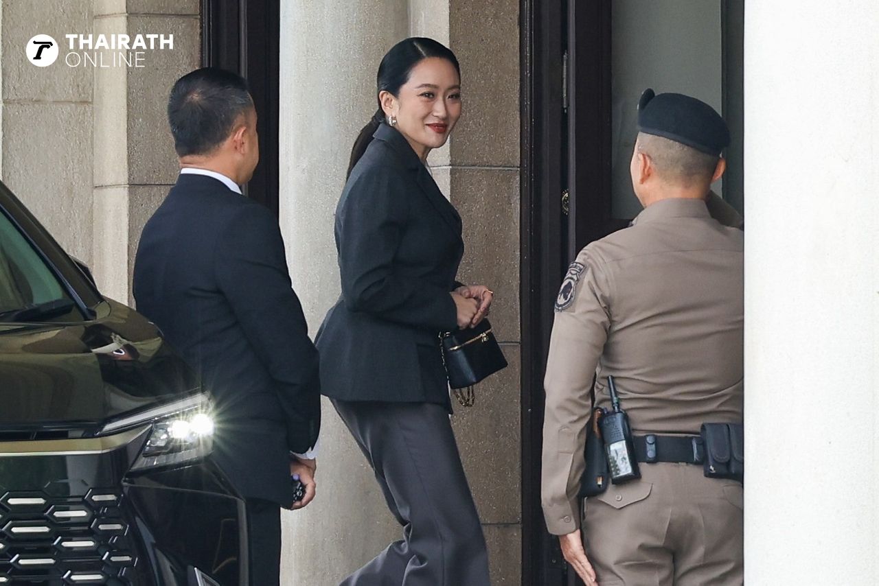 “佩通塔” 微笑着向媒体打招呼，进入政府大楼聆听宪法法院裁决结果