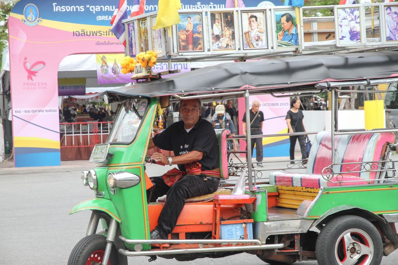 解密施工叔叔:志愿驾驶嘟嘟车免费接送,民众参与签署哀悼心愿