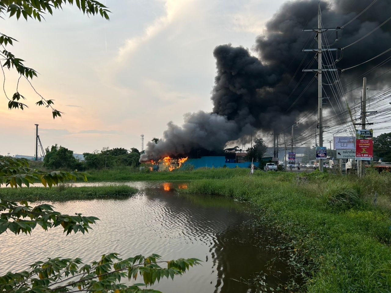 旧货店发生火灾，发现大量油漆桶、稀释剂和易燃物