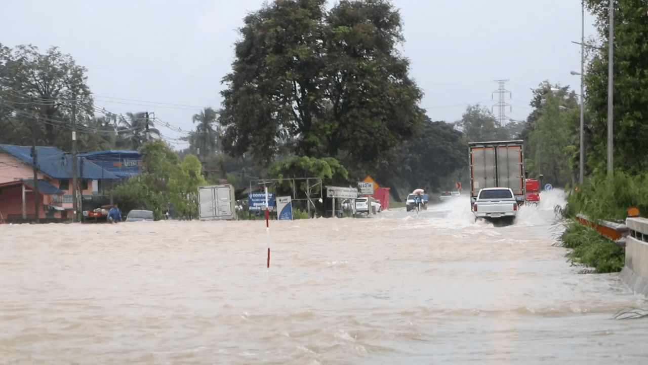 巴通府水灾未解 副总理下乡赈灾