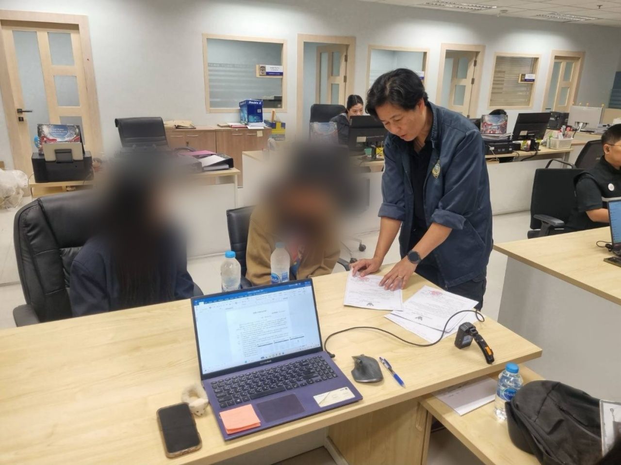 根据逮捕令逮捕3名嫌疑人，他们为诈骗团伙提取现金并谎称是知名餐厅进行投资骗局