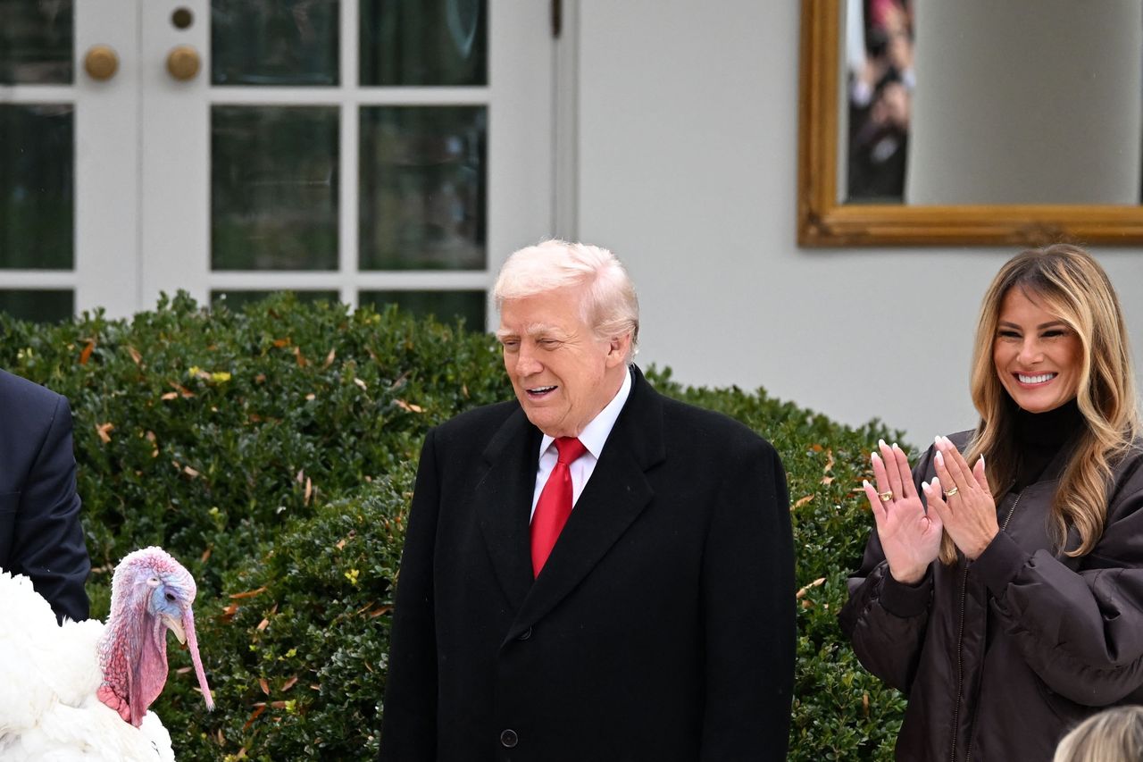 特朗普与梅拉尼娅举行年度火鸡赦免仪式，表示想改名火鸡并调侃拜登