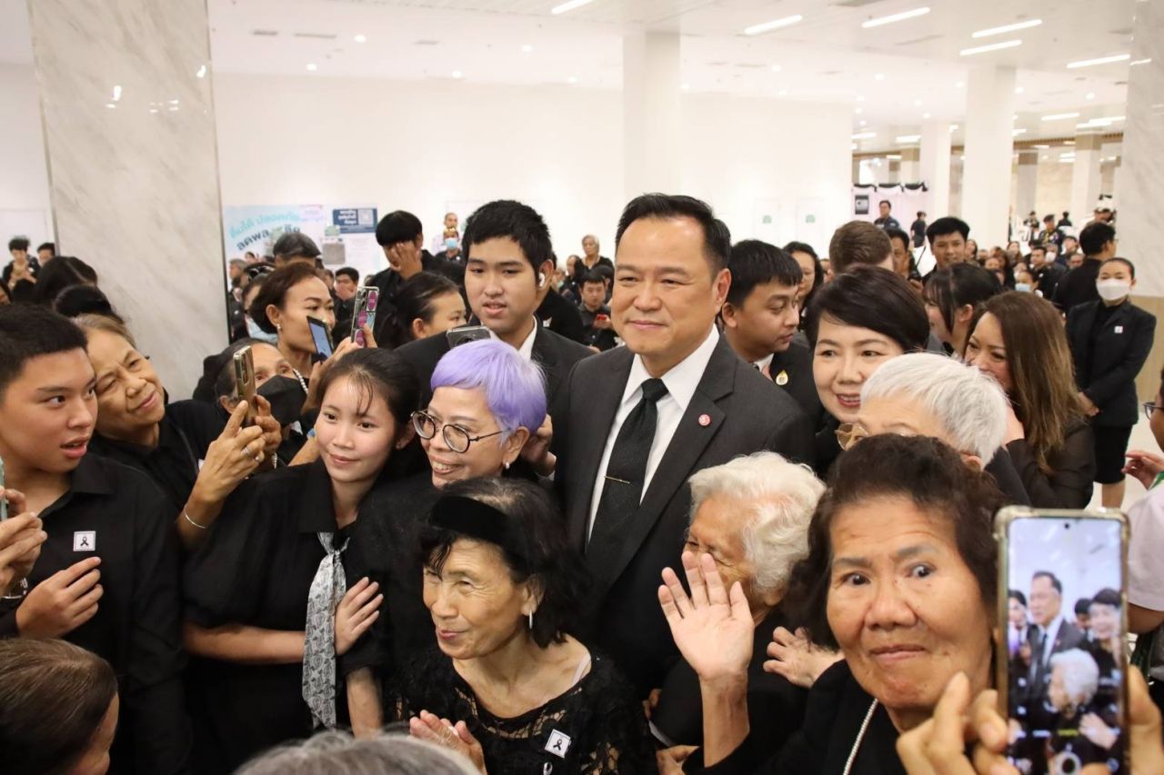 总理视察民众致敬先王,称赞“查察”及志愿者