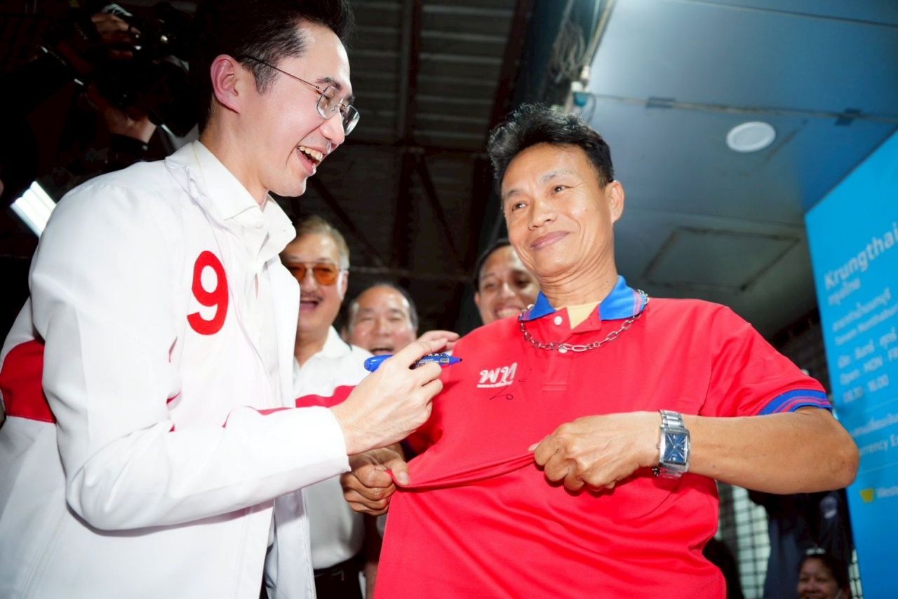 “育察南”带领为泰党在暖武里府码头拉票，随后继续在巴吞他尼府拉票，恳求成为总理