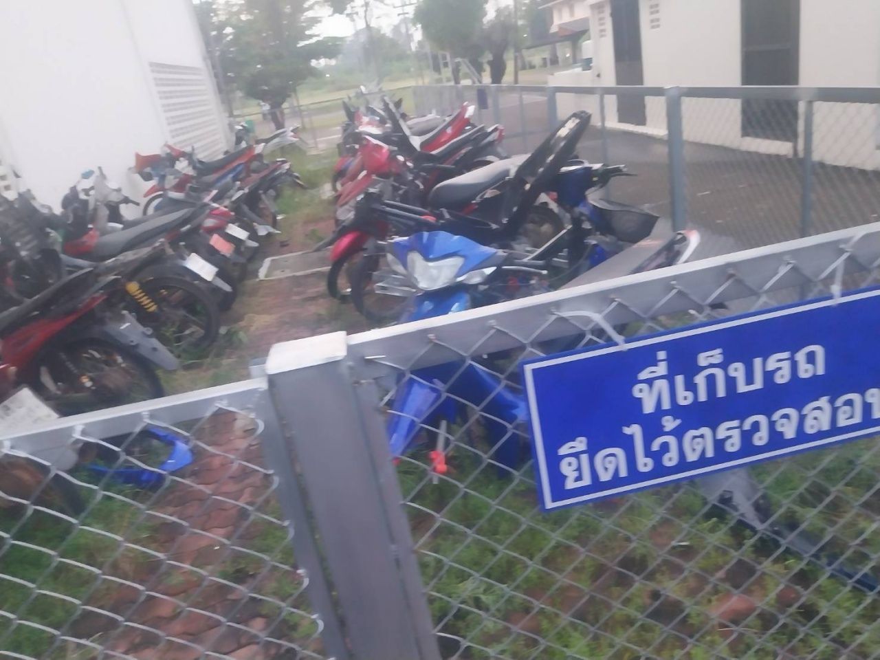 女子控诉：被扣车辆停放不到24小时，零件被拆只剩残骸，警官回应