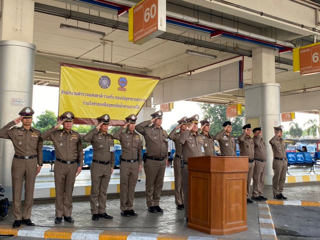 组织40辆“拖车”从曼谷协助合艾市民开通交通