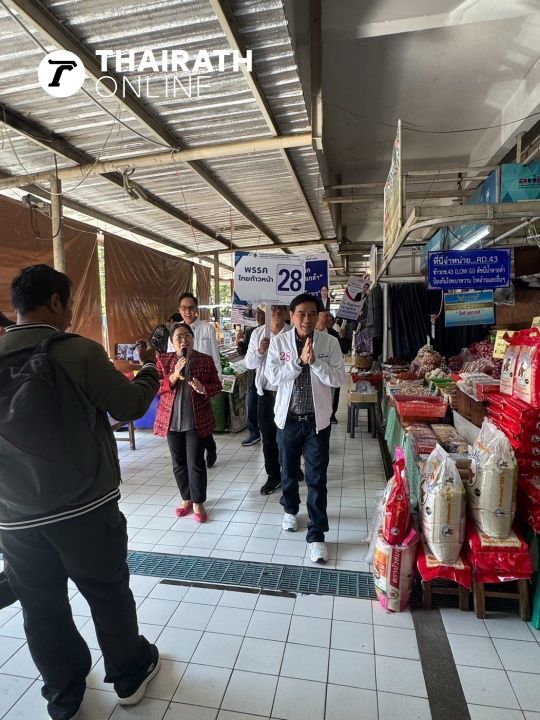 “洁猫”带领泰国前进党团队在市场进行竞选宣传,粉丝询问不知其参选信息