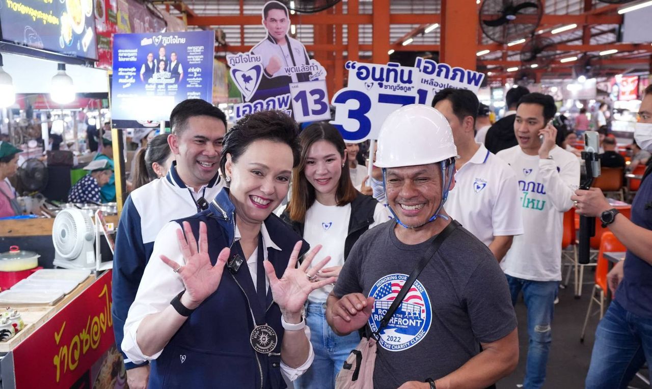 “Sihasak-Supaji”带领自豪党团队在Sai Mai区拉票，帮助“Ekkaphop”，请求获得执政机会