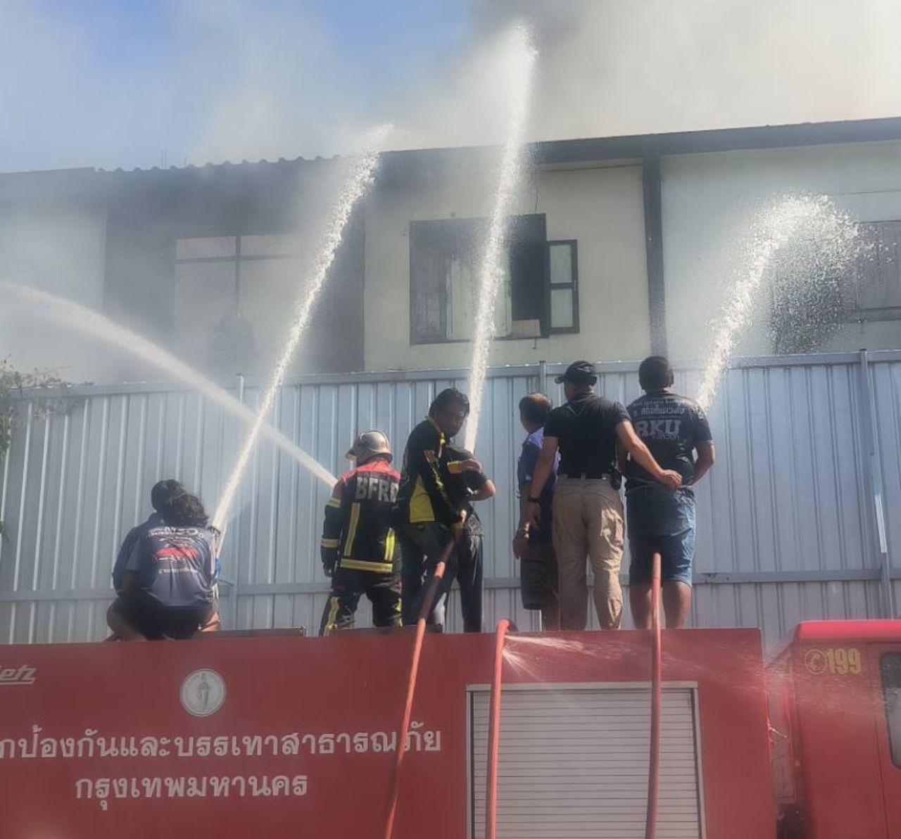 三层建筑火灾在坤那瓦巷，邦拉区，一名女子遇难