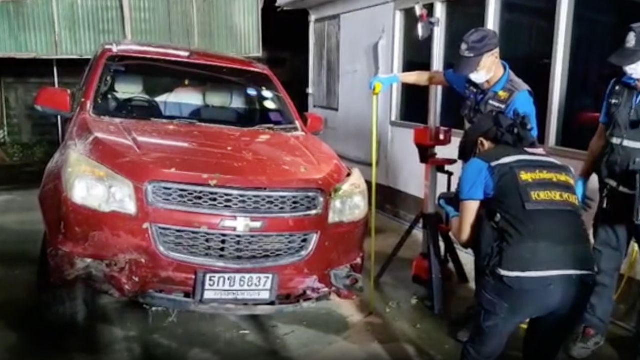 SUV 在山脚失控相撞，发现车内藏有320万粒摇头丸，司机下落不明