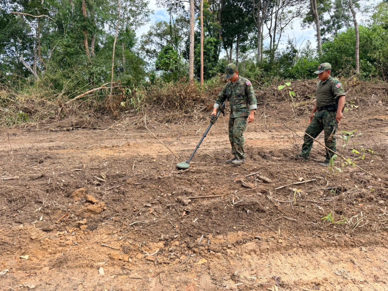 解除路边炸弹 建设通往“三栋房子”的安全道路，预计20天完成