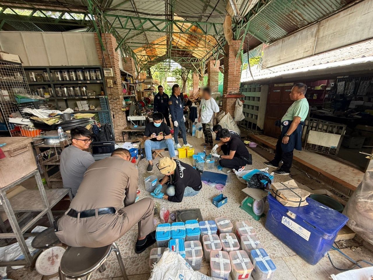 网络警察突袭查获大型子弹生产基地,网上销售,缴获超过20万发子弹