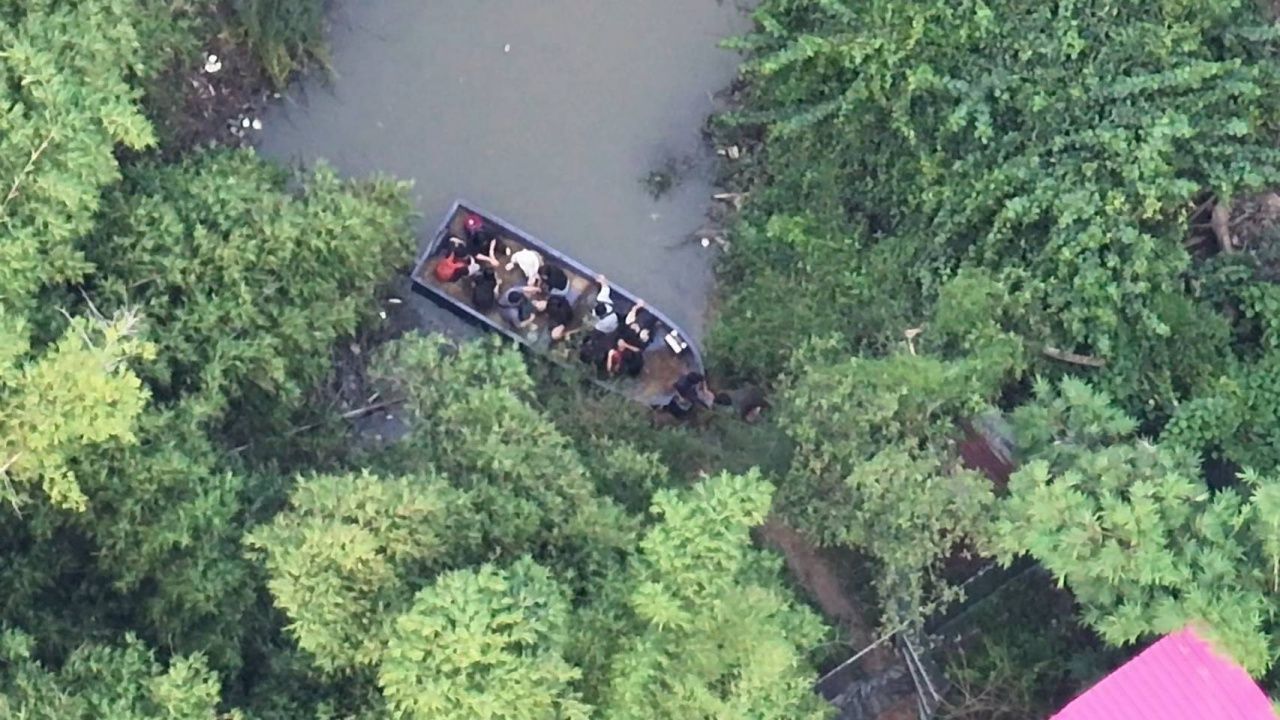 突袭“姐袍之家”：跨境偷运劳工团伙被捣毁，藏身船只偷渡深河